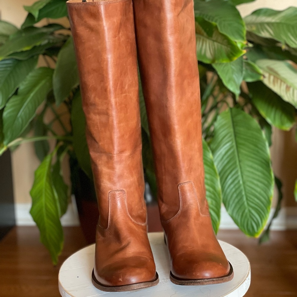 The FRYE Company
Womens-Melissa Boots
Excellent Condition
Size 8.5 Medium - Picture 4 of 5